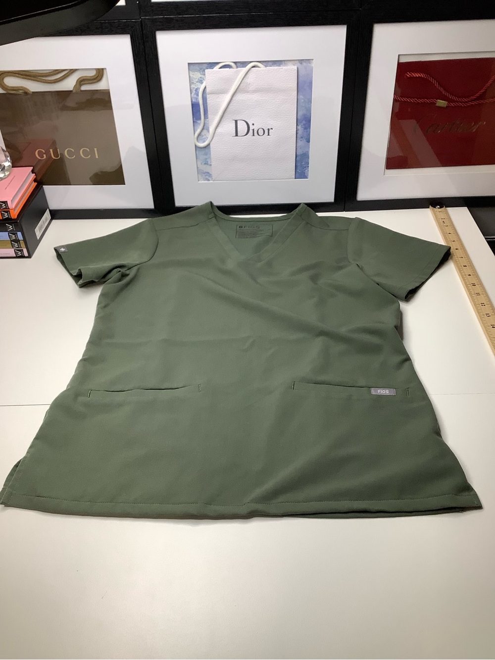FIGS Casma Three Pocket Medical Scrub Top Olive Green V Neck Women’s Size XS EUC